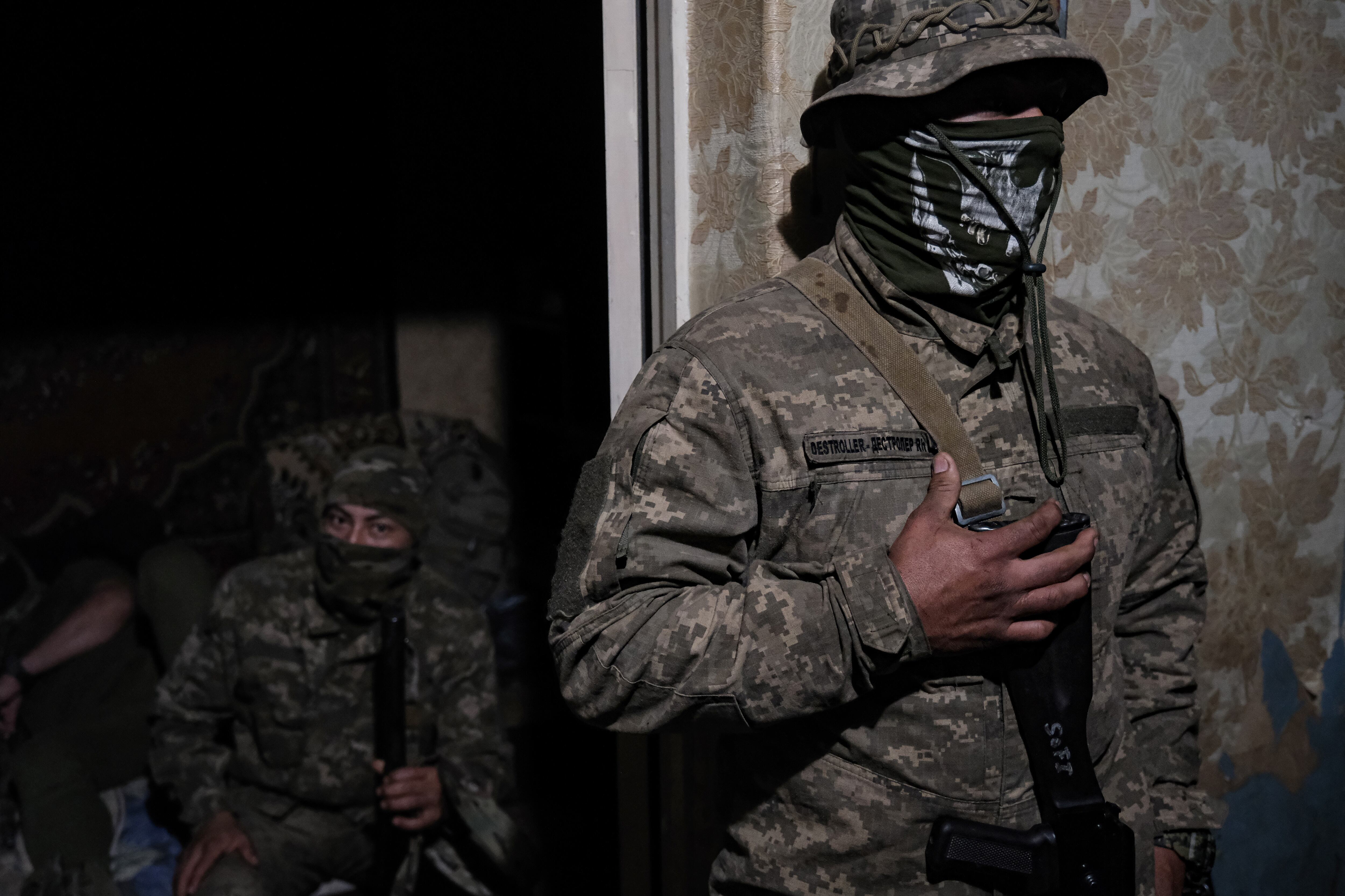 Kupiansk (Ucrania), 02/12/2024.- Soldados del batallón «Primer Impacto» de la 3ª Brigada de Asalto ucraniana llegan a una casa para descansar durante un entrenamiento en un lugar no revelado. EFE/EPA/MARIA SENOVILLA