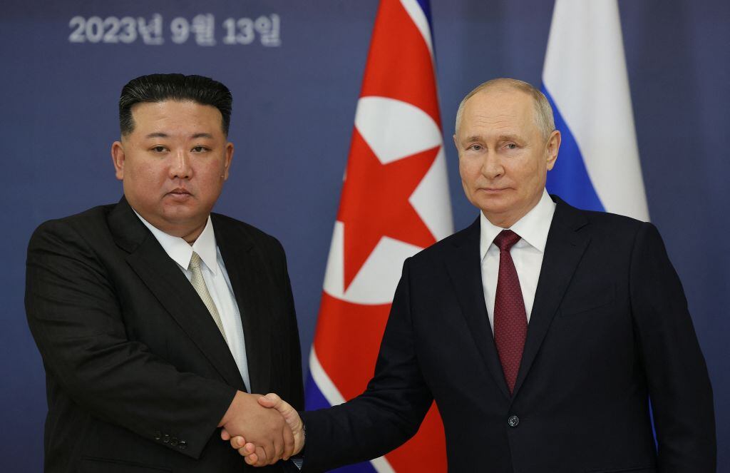 Kim Jong-un y Vladímir Putin. (Photo by VLADIMIR SMIRNOV/POOL/AFP via Getty Images)