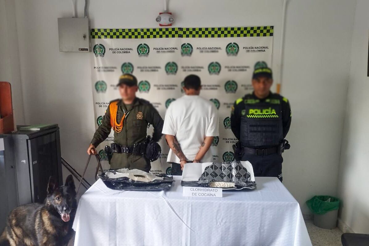 Capturado con droga en el aeropuerto de Pereira (foto: Policía Nacional)