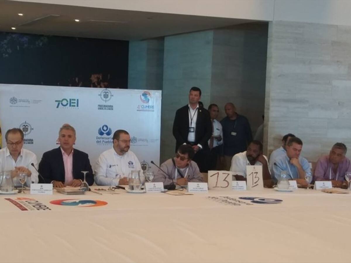 Líder estudiantil insiste en desmonte del Esmad; presidente Duque defiende su existencia