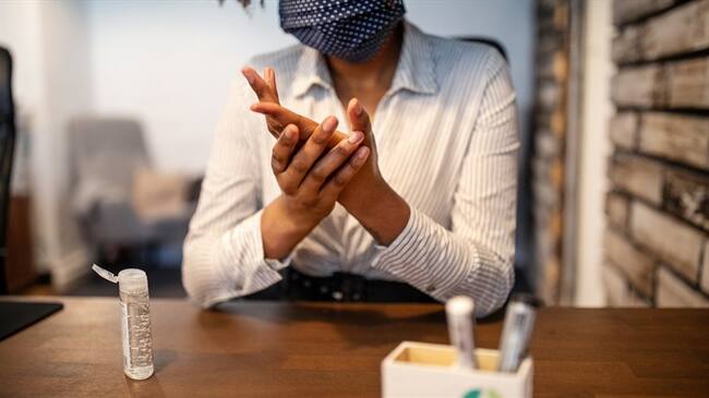 Exigir pruebas de COVID-19 en medio un proceso de contratación o vinculación puede ser utilizado como una forma de discriminación o violación de los derechos humanos, según el Ministerio de Trabajo. Foto: Getty Images / LUIS ÁLVAREZ