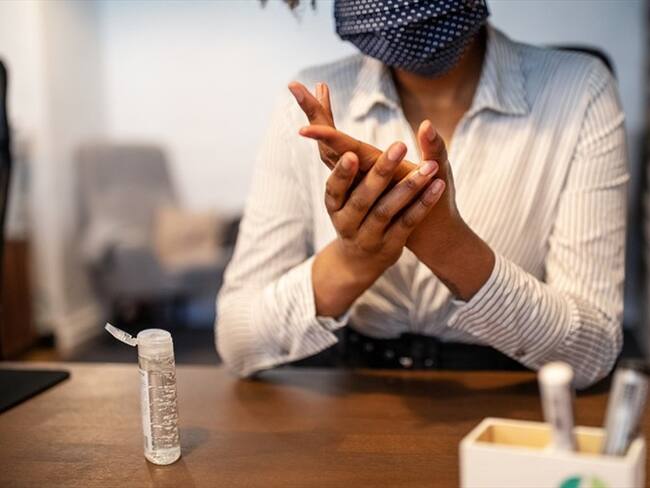 Exigir pruebas de COVID-19 en medio un proceso de contratación o vinculación puede ser utilizado como una forma de discriminación o violación de los derechos humanos, según el Ministerio de Trabajo. Foto: Getty Images / LUIS ÁLVAREZ