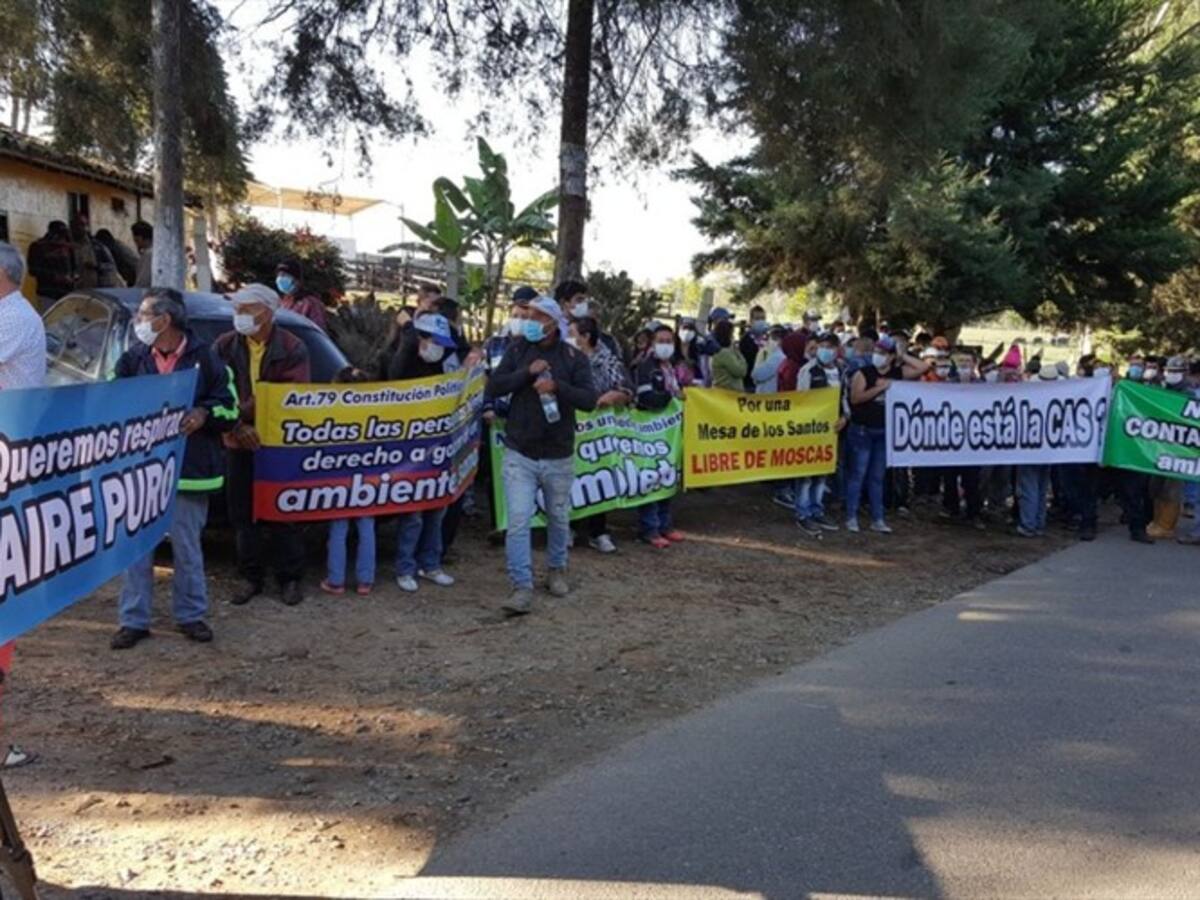 Habitantes de la Mesa de los Santos protestan por malos olores