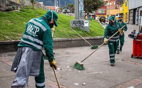 Operarios y operarias de aseo de Bogotá. Foto cortesía de la Fundación Colombia Cree colcree.org