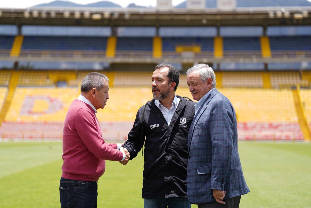 Eduardo Méndez, presidente de Santa Fe (Izquierda); director del IDRD, Daniel García Cañón (centro) y Enrique Camacho, presidente de Millonarios (derecha). Foto: IDRD.