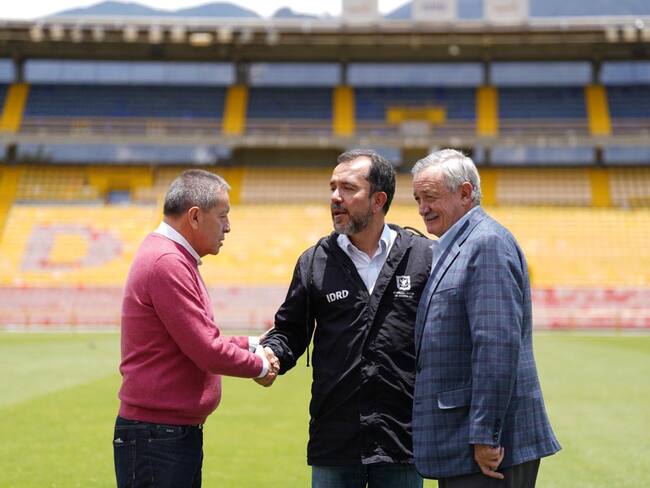 Eduardo Méndez, presidente de Santa Fe (Izquierda); director del IDRD, Daniel García Cañón (centro) y Enrique Camacho, presidente de Millonarios (derecha). Foto: IDRD.