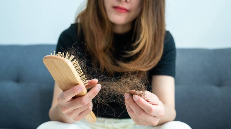 ¿Por qué se cae el cabello? Causas y cómo evitarlo, según experta