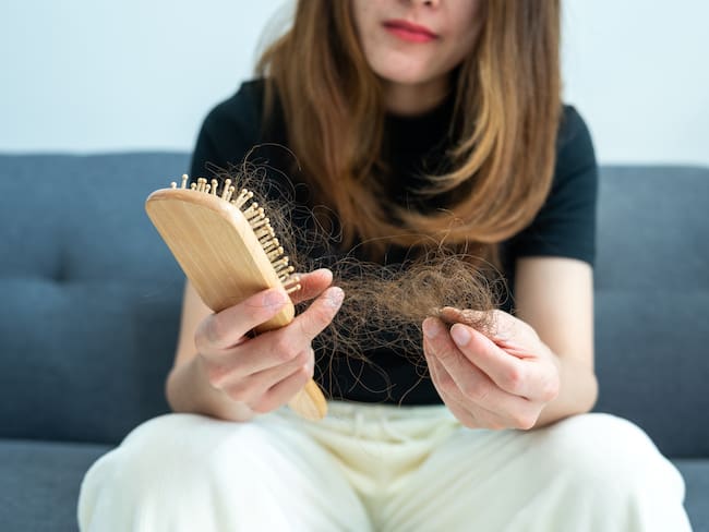 ¿Por qué se cae el cabello? Causas y cómo evitarlo, según experta