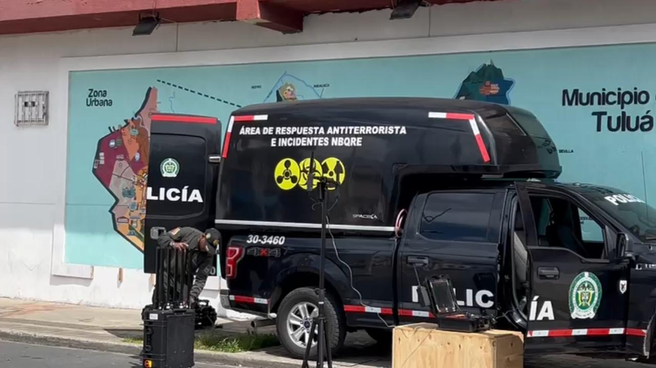 Desactivan explosivos hallados en un carro cerca a la Alcaldía de Tuluá. Foto: Alcaldía de Tuluá.