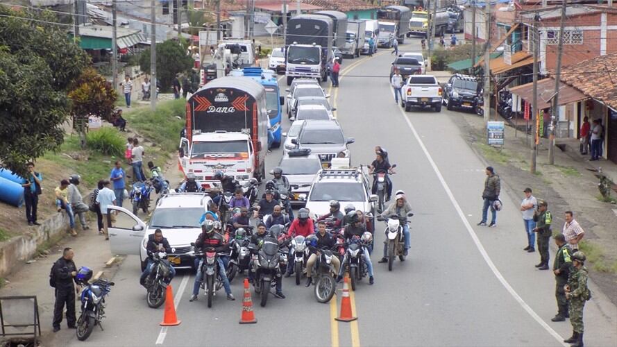 Bloqueos durante el paro nacional en Colombia. Foto: Colprensa-Francisco Calderón
