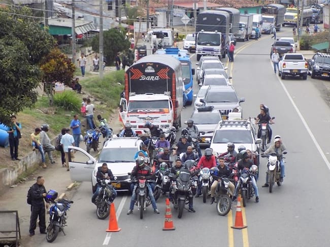 Bloqueos durante el paro nacional en Colombia. Foto: Colprensa-Francisco Calderón