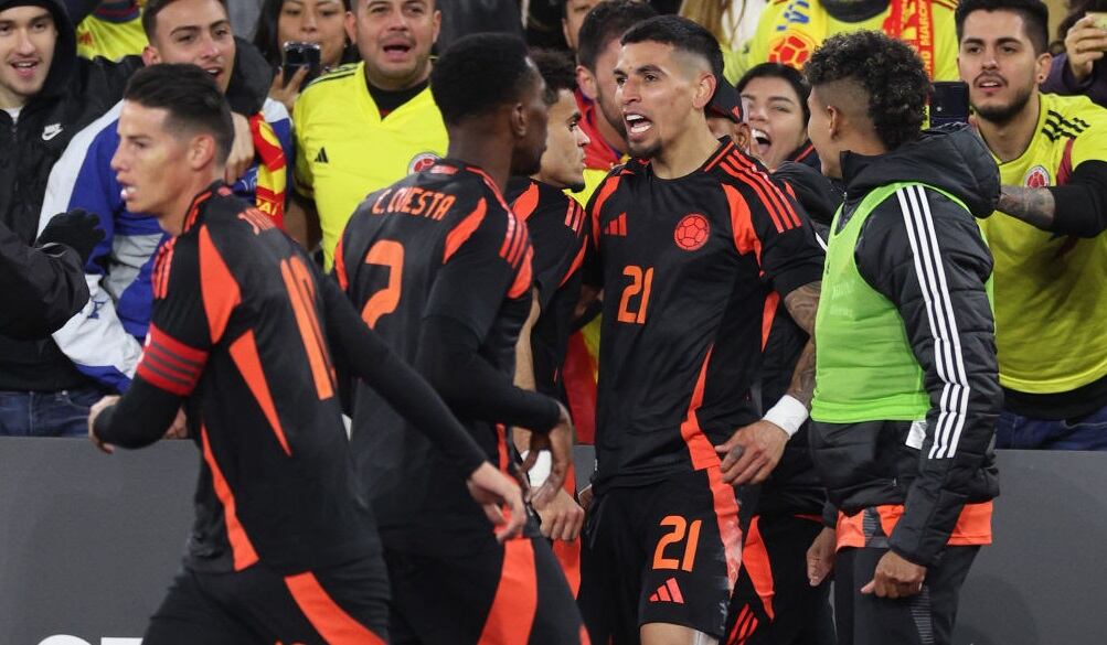Selección Colombia celebra el gol marcado por Daniel Muñoz ante España / Getty Images