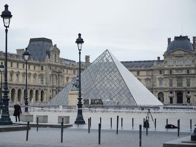 Cinco nuevos sospechosos del robo de joyas en el Museo del Louvre fueron detenidos. (Photo by Remon Haazen/Getty Images)