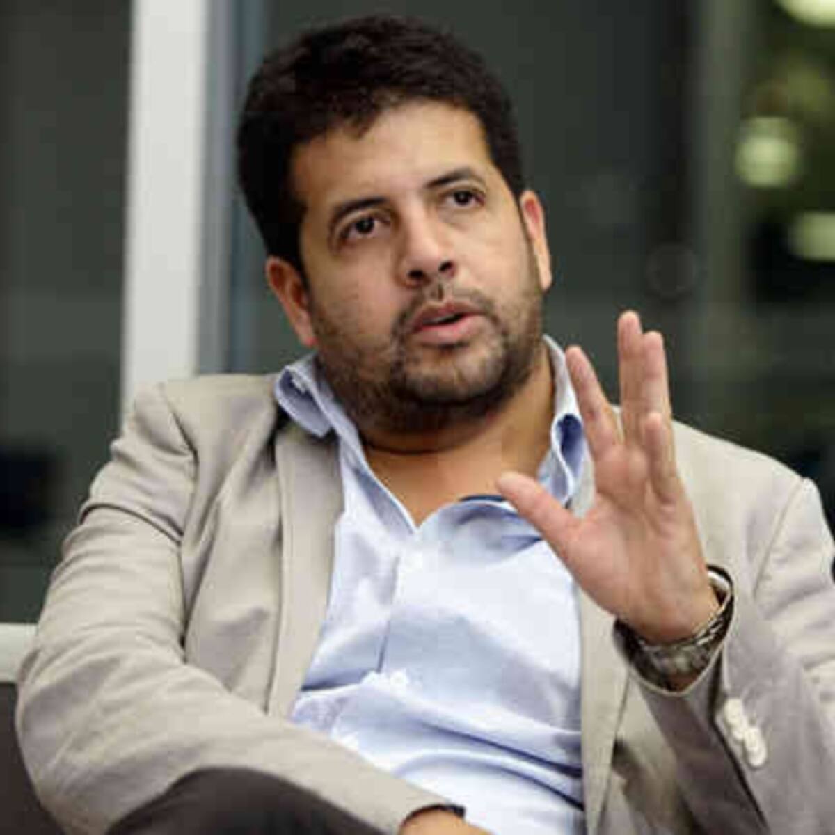Abogado de exFarc denuncia que carro asignado por UNP casi causa accidente