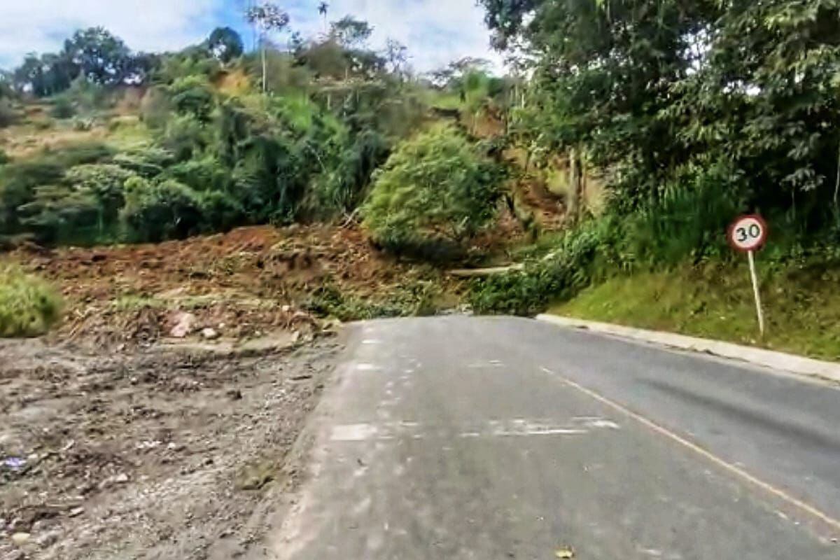 No hay paso en ningún sentido en el kilómetro 75, sector de Chontaduro. Crédito: Bomberos de Rosas Cauca.
