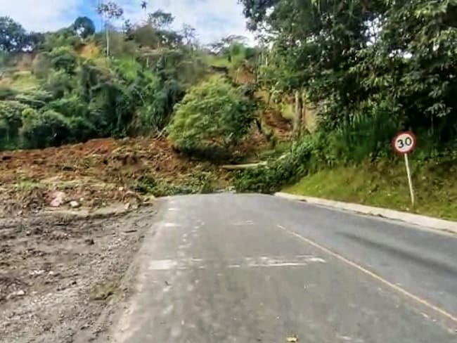No hay paso en ningún sentido en el kilómetro 75, sector de Chontaduro. Crédito: Bomberos de Rosas Cauca.