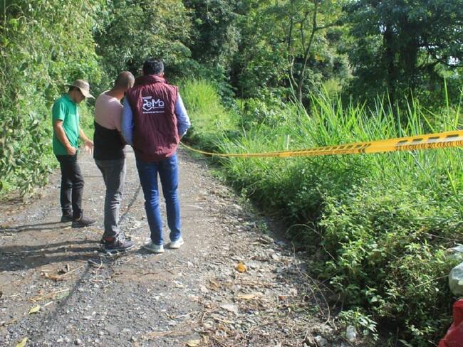 Verifican daños en la vía de una vereda de Manizales. Crédito: Personería de Manizales.