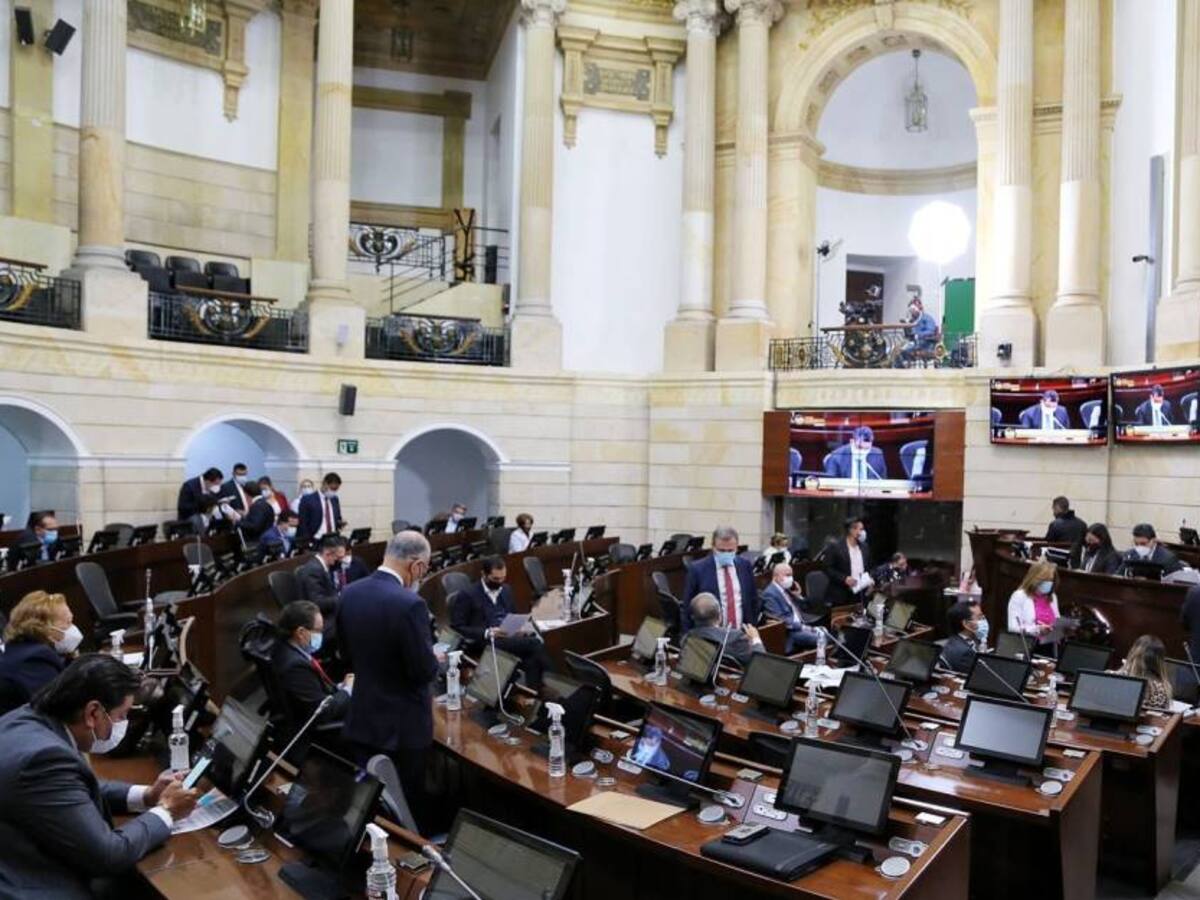 Liberales radican proyecto para que recargos nocturnos se paguen desde las 6:00 p.m.