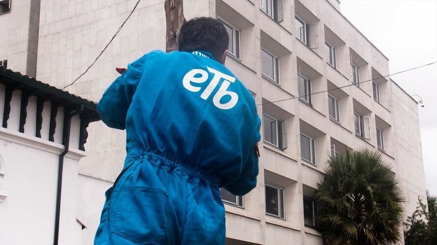 La SIC encontró que ETB no tramitó las solicitudes de terminación de contratos de 18.424 usuarios y continuó prestando y facturando el servicio.. Foto: Colprensa