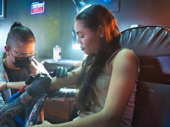 Padre apuñala a un hombre porque su hija se tatuó sin su permiso. Foto: Getty Images/ Diego Cervo / EyeEm