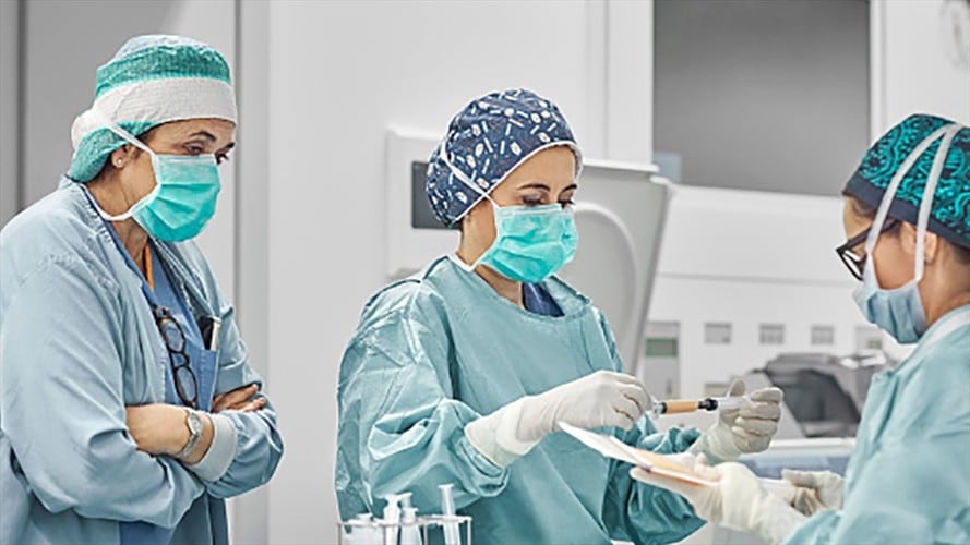 La clínica suspendió los servicios de urgencias y consulta externa para contener el riesgo de nuevos contagios. Foto: Getty Images