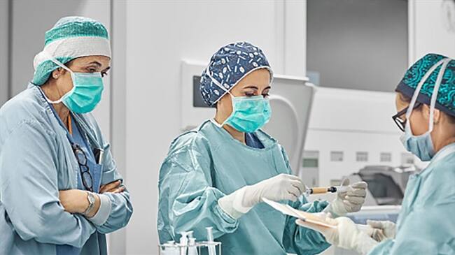 La clínica suspendió los servicios de urgencias y consulta externa para contener el riesgo de nuevos contagios. Foto: Getty Images