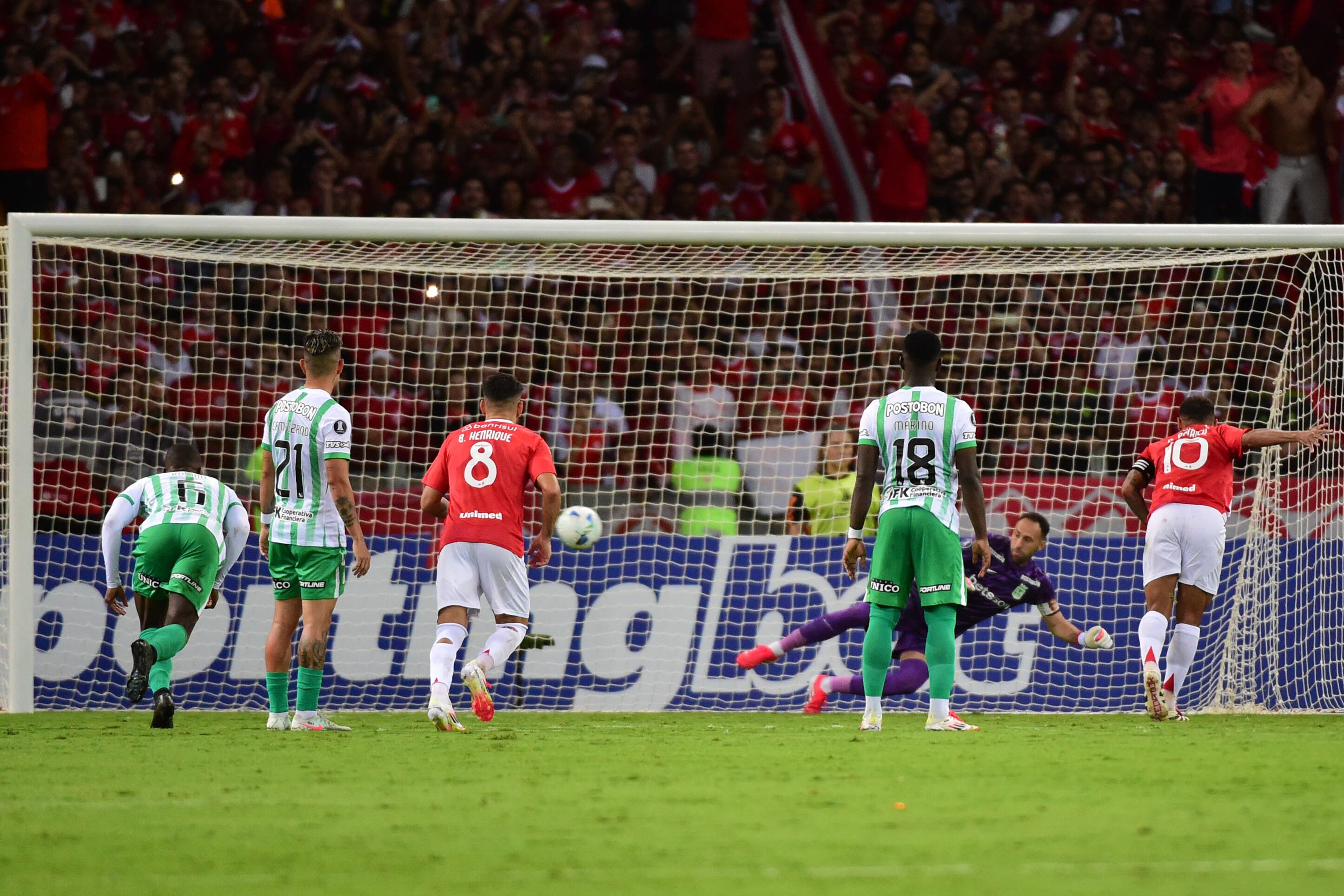 Alan Patrick de Internacional anota un gol en el segundo partido de la fase de grupos de la Copa Libertadores entre Internacional y Atlético Nacional. FOTO: EFE/ Ricardo Rimoli