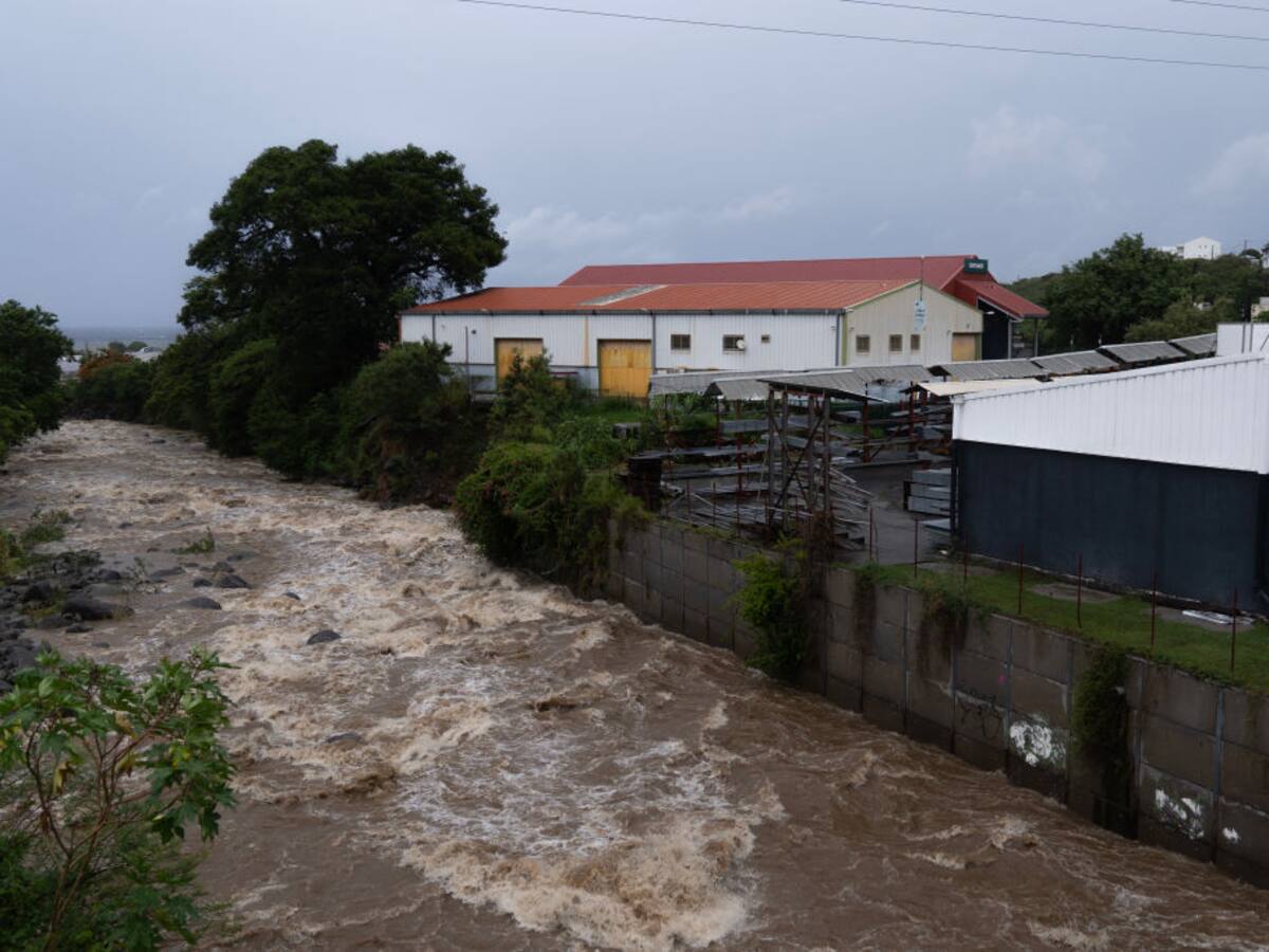 La tormenta tropical Ernesto se convirtió en huracán al norte de Puerto Rico