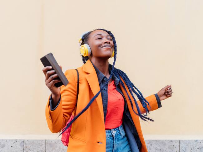 Imagen de referencia de mujer escuchando música. Foto: Getty Images