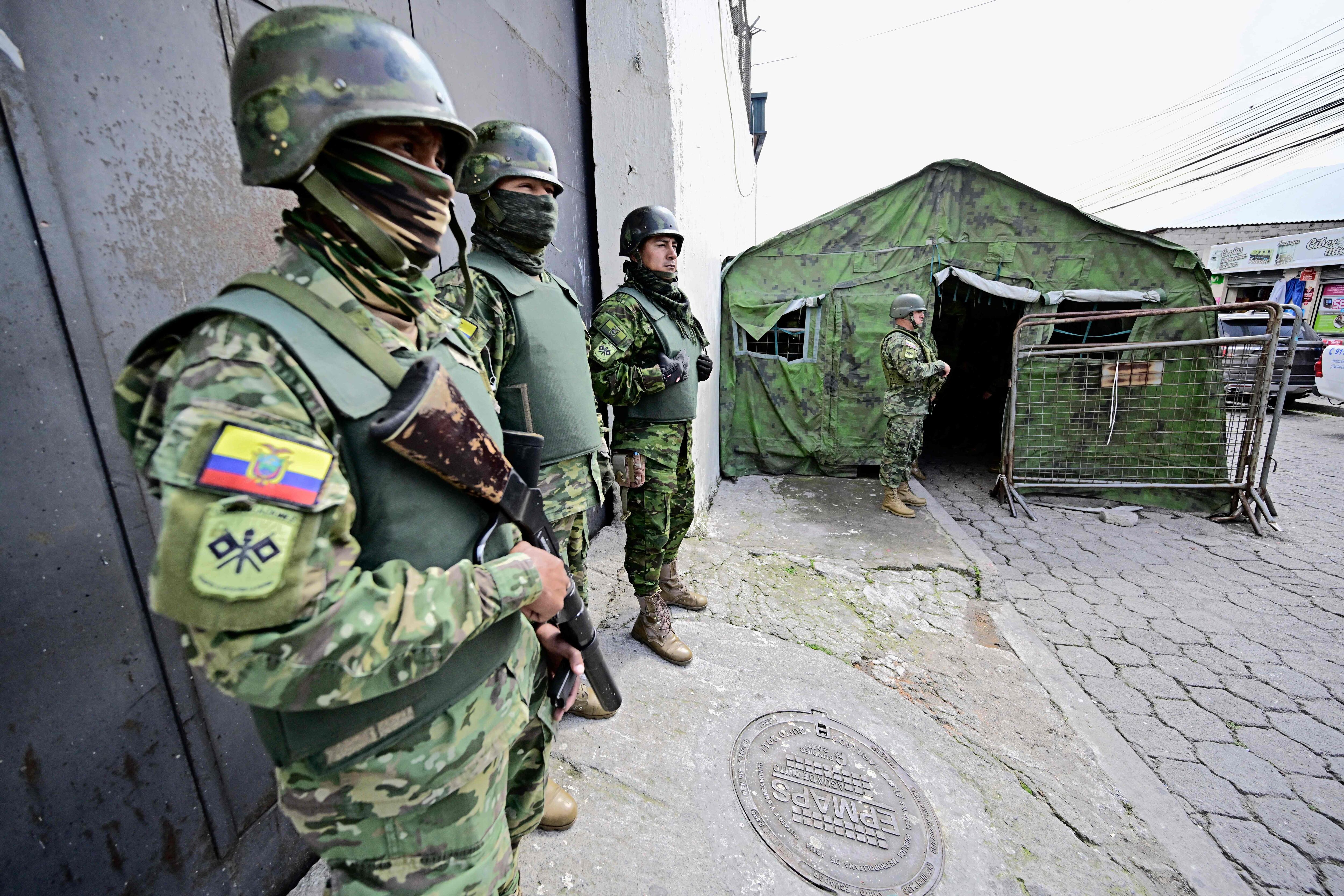 Elementos del Ejército ecuatoriano montan guardia frente al penal El Inca en Quito el 13 de enero de 2023. Foto de RODRIGO BUENDIA/AFP vía Getty Images.