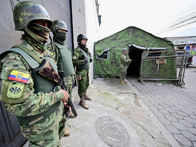 Elementos del Ejército ecuatoriano montan guardia frente al penal El Inca en Quito el 13 de enero de 2023. Foto de RODRIGO BUENDIA/AFP vía Getty Images.