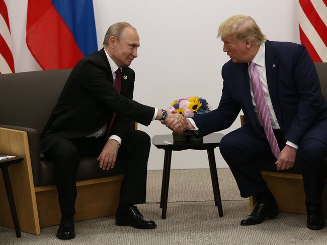 Presidente Donald Trump y su homologo ruso Vladimir Putin en reunión en 2019. FOTO: Mikhail Svetlov/Getty Images