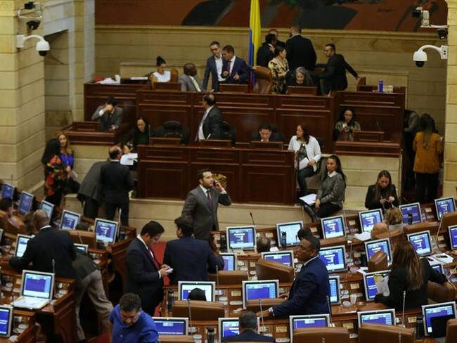 Cámara de Representantes debatirá dos alternativas a la prima propuesta por Uribe