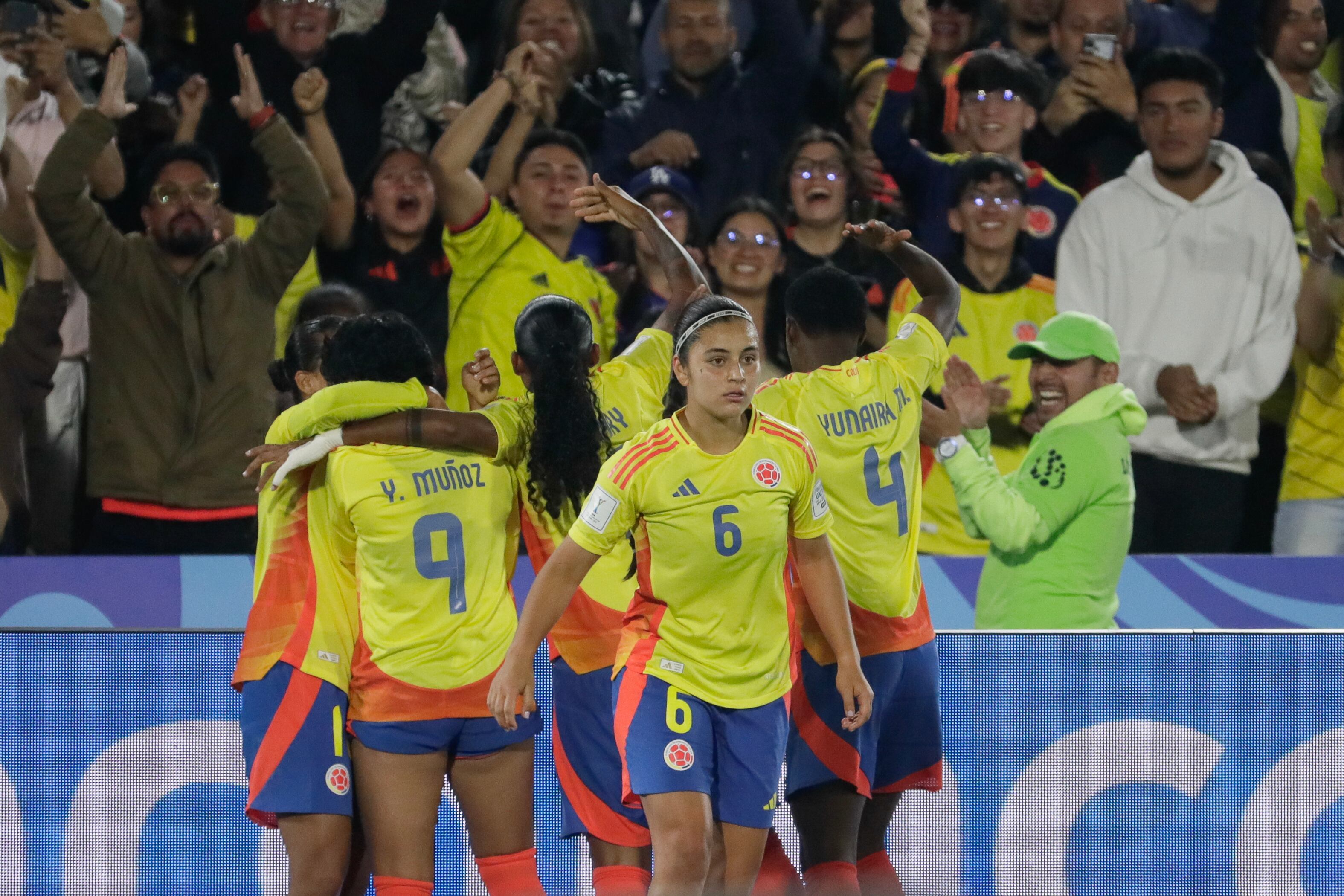 Jugadoras de Colombia celebran un gol este martes, en un partido del grupo A de la Copa Mundial Femenina sub-20. EFE/ Carlos Ortega
