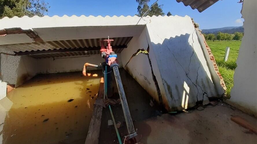 El alcalde Alsilver Sierra, conminó a Gestión del Riesgo de Boyacá para que el contratista cumpla y garantice la estabilidad de la obra.  . Foto: W