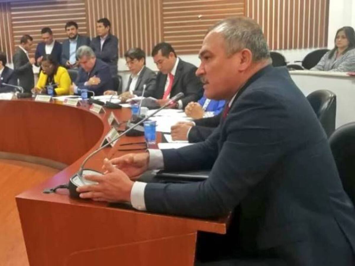 Entre risas, la mesa directiva de la Cámara recordó el famoso “Anatolio vote sí”