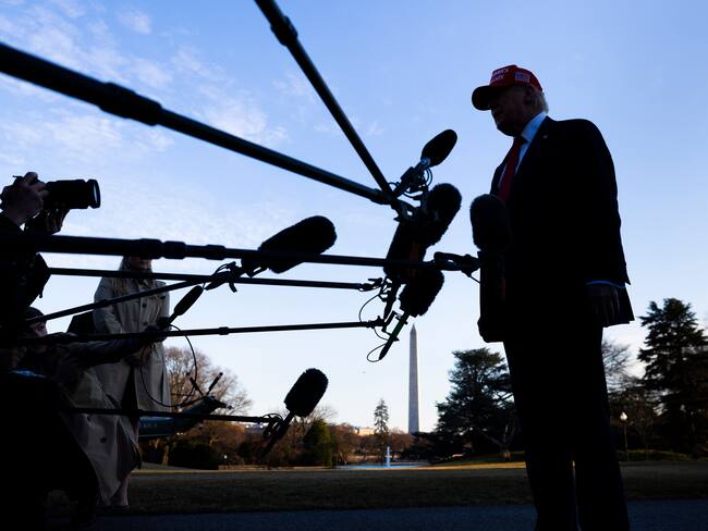 WASHINGTON (Estados Unidos), 28/02/2025.- El presidente estadounidense, Donald Trump, habla con medios de comunicación sobre su reunión con el presidente ucraniano, Volodímir Zelenski, mientras sale de la Casa Blanca.