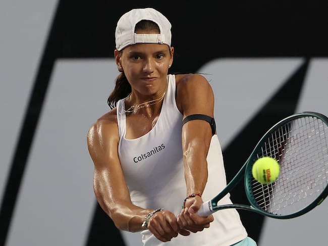 La tenista colombiana Emiliana Arango en la final del WTA 500 de Mérida contra la estadounidense Emma Navarro. FOTO: EFE/ Lorenzo Hernández
