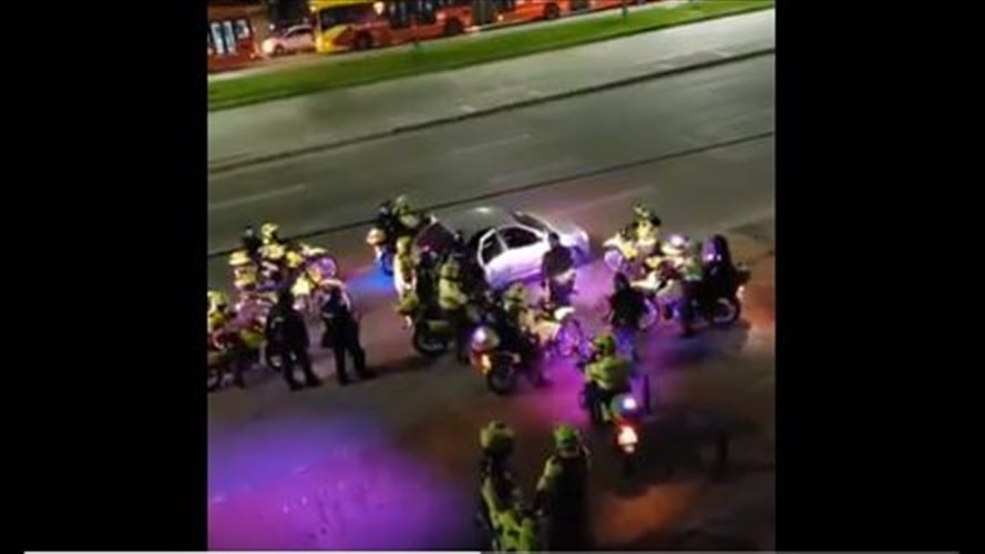 Migración Colombia negó que el vehículo de placas OLX 134, adscrito a la entidad, esté involucrado en las detenciones de estudiantes. Foto: Twitter