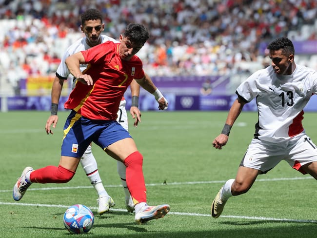 BURDEOS, 30/07/2024.- El futbolista español Diego López (i) disputa un balón ante el jugador egipcio Karim el Debes (d) durante su partido del Grupo C de fútbol masculino de los Juegos Olímpicos de París 2024 en el Estadio de Burdeos (Francia) este martes. EFE/ Kiko Huesca