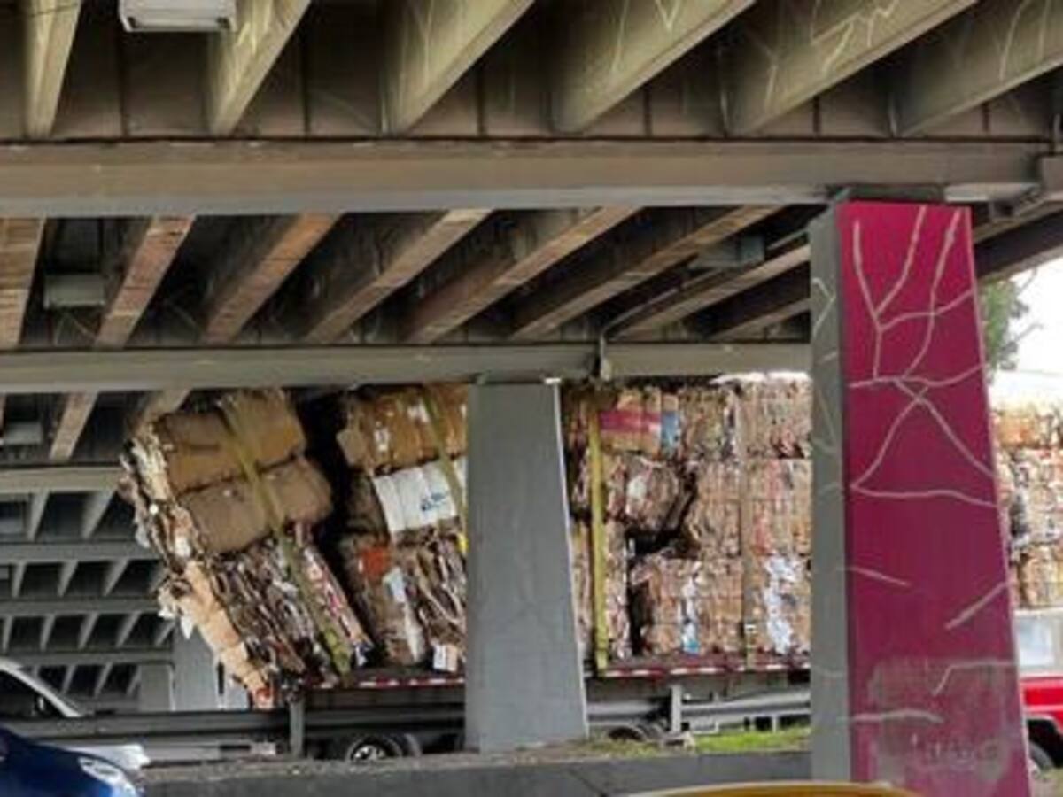 Un camión quedó atrapado en el puente de la Calle 116 con Autopista Norte, en Bogotá