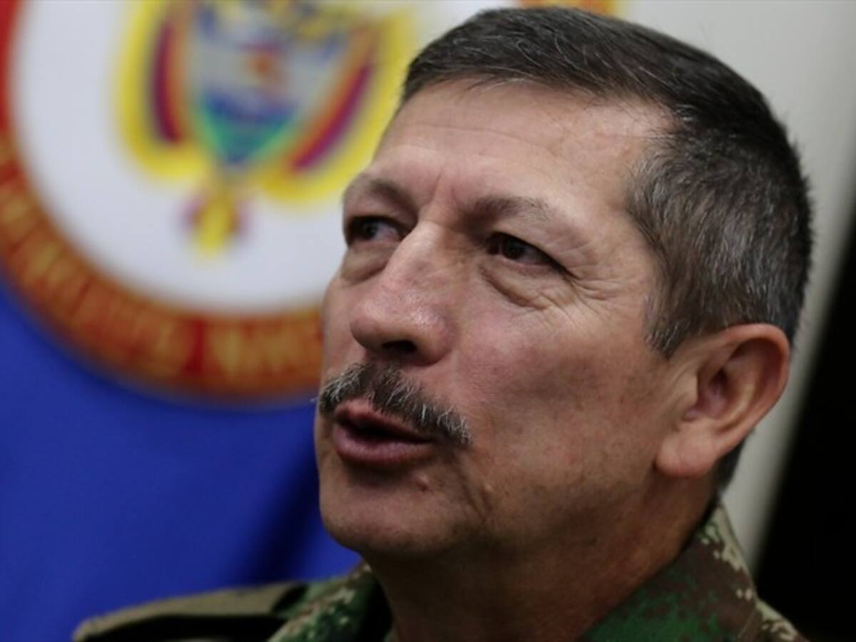 Comandante del ejército hace fuerte llamado de atención a militantes por casos judiciales
