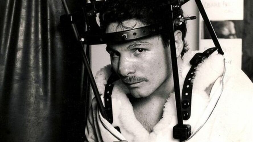 Vinny Pazienza con un halo cervical después de romperse el cuello.. Foto: BBC Mundo