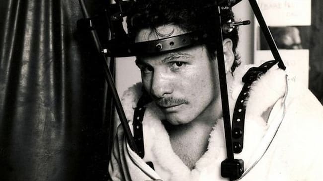 Vinny Pazienza con un halo cervical después de romperse el cuello.. Foto: BBC Mundo