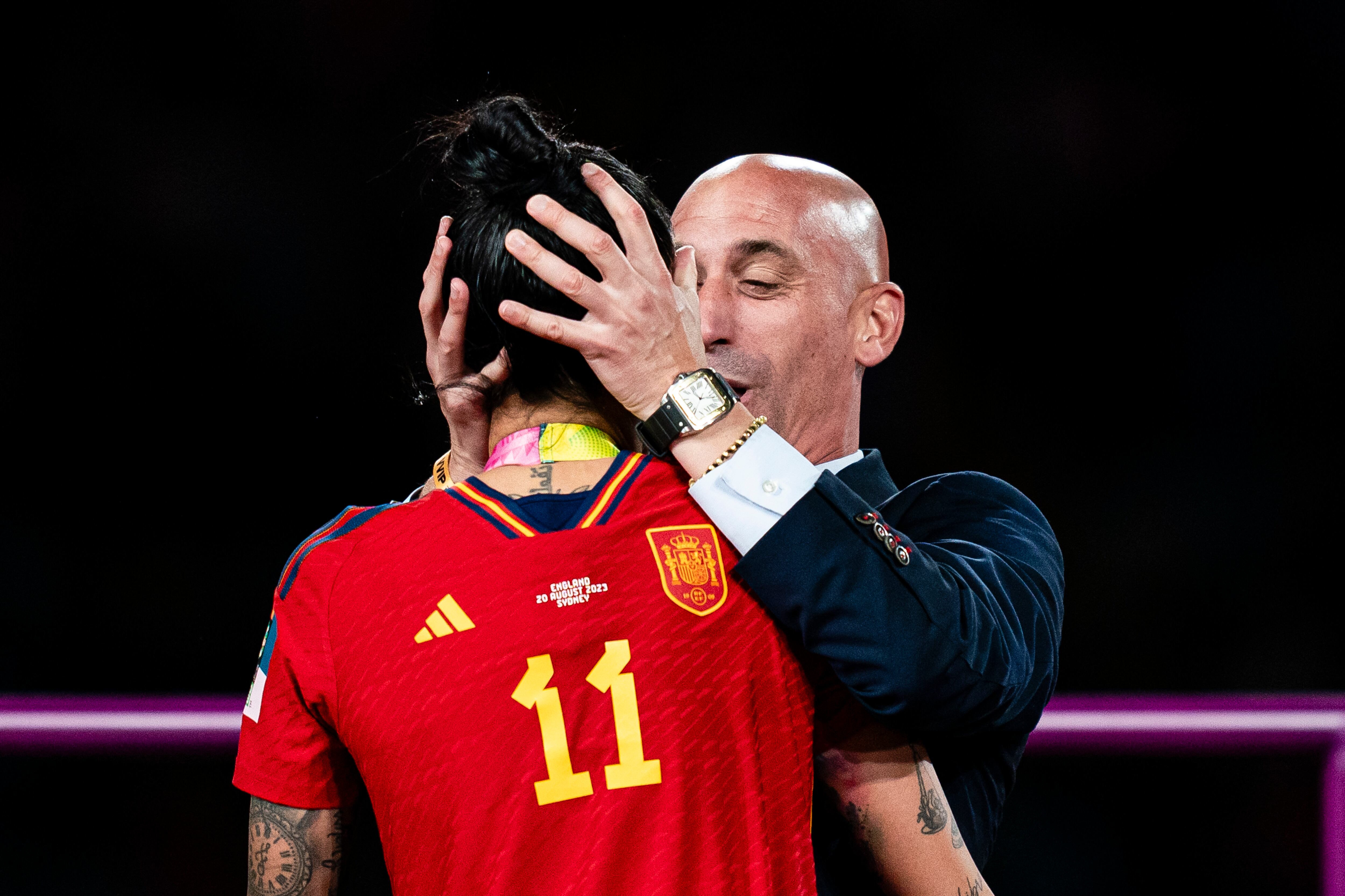 Luis Rubiales en medio de su beso a Jenni Hermoso. (Photo by Noemi Llamas/Eurasia Sport Images/Getty Images)
