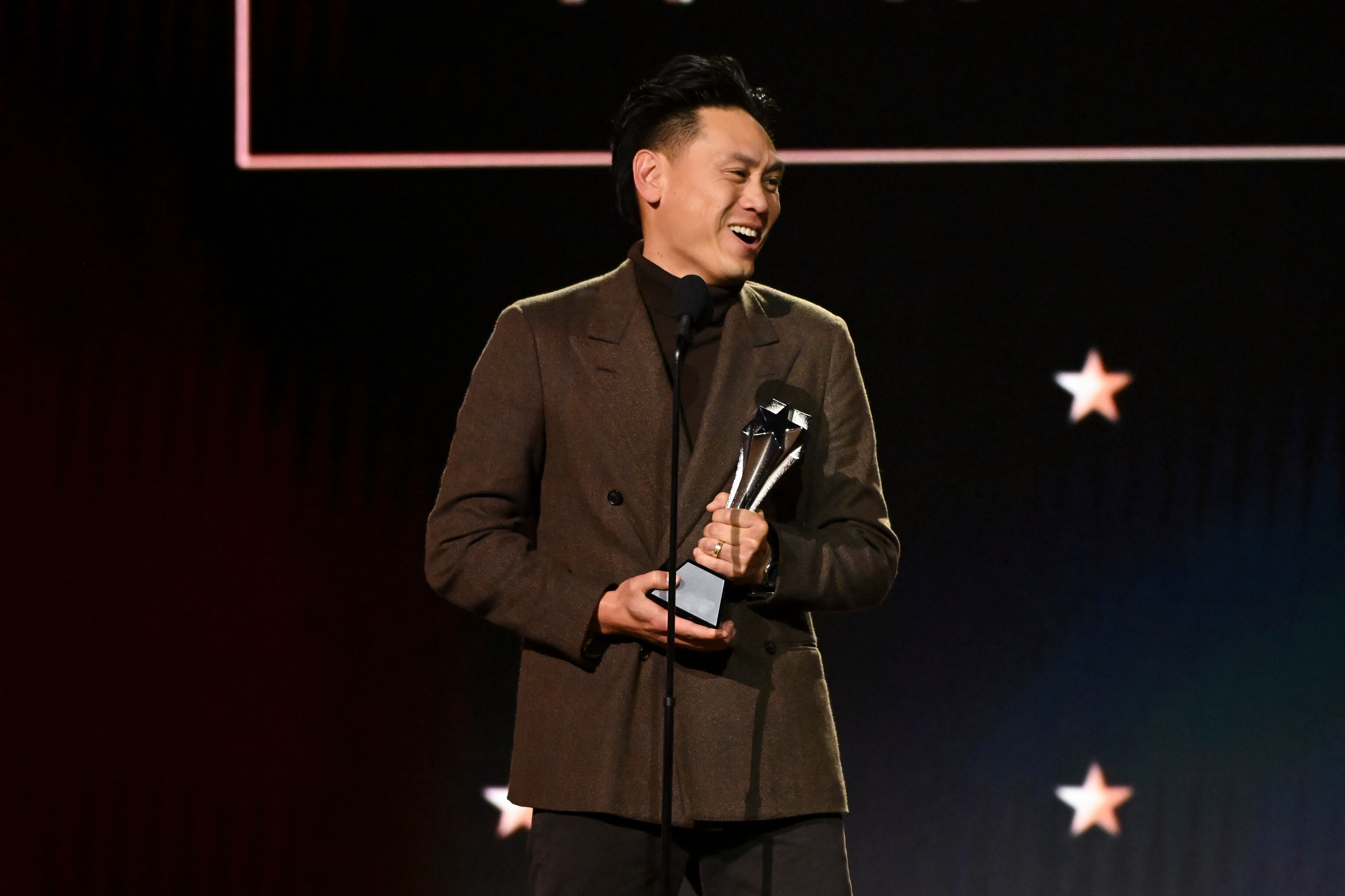 Jon M. Chu, ganador a Mejor Dirección por 'Wicked', en la 30ª edición de los Critics Choice Awards, celebrada en The Barker Hangar el 7 de febrero de 2025 en Santa Mónica, California. (Michael Buckner/Variety vía Getty Images)