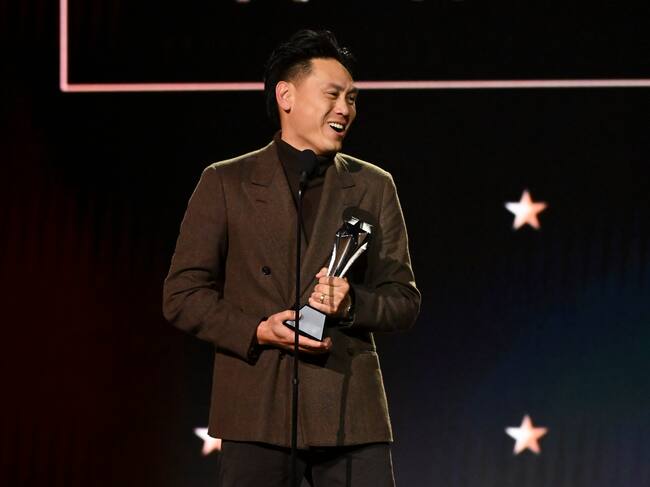Jon M. Chu, ganador a Mejor Dirección por 'Wicked', en la 30ª edición de los Critics Choice Awards, celebrada en The Barker Hangar el 7 de febrero de 2025 en Santa Mónica, California. (Michael Buckner/Variety vía Getty Images)