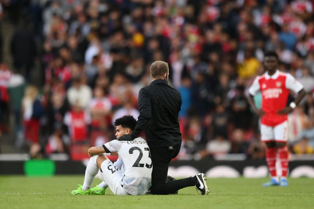 Arsenal vs Liverpool, octubre 09 de 2022. Luis Díaz en el campo lesionado. Foto: Shaun Botterill/Getty Images