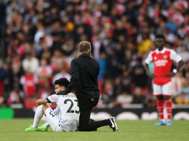 Arsenal vs Liverpool, octubre 09 de 2022. Luis Díaz en el campo lesionado. Foto: Shaun Botterill/Getty Images