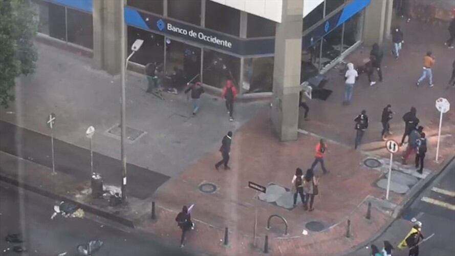 En medio de las marchas, vándalos atacaron una entidad bancaria en Chapinero. Foto: Captura de pantalla